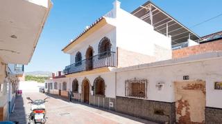 Casa adossada  Calle eloy téllez. Vélez-málaga (málaga). "okupado" (no se puede visitar ni hipotec
