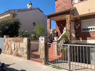 Xalet  Carrer de burgos. Sant vicenç dels horts (barcelona). sin posesión (no se puede vi