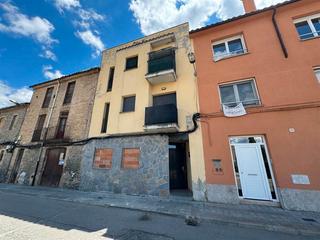 Flat  Carrer d'en jacint verdaguer. Roda de ter (barcelona). "okupado" (no se puede visitar ni hipot