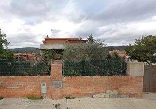Chalet  Carrer gaspar de portola. Fonollosa (barcelona). sin posesión “ocupado” (no se puede visit