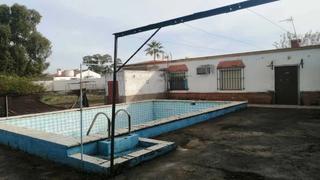 Chalet  Urbanización las monjas. Carmona (sevilla). "okupado" (no se puede visitar ni hipotecar).