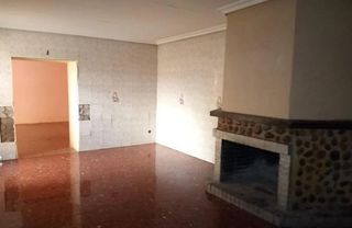 Casa adossada  Calle verbena. Andújar (jaén). "okupado" (no se puede visitar ni hipotecar).