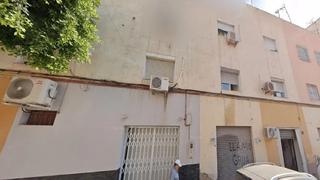 Pis  Calle fragata. Almería (almería). "okupado" (no se puede visitar ni hipotecar).