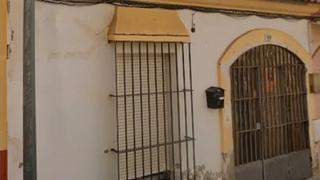 Casa adossada  Calle maestro bretón. Dos hermanas (sevilla). sin posesión “ocupado” (no se puede visi
