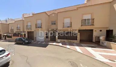 Foto 30686234-5159-4aa7-ab59-2d0378178967. Casa adossada a Adra