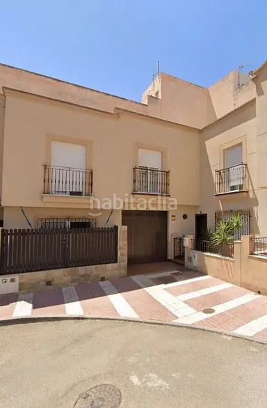 Foto 95eda169-b859-40b1-9adb-91e776c8a476. Casa adossada a Adra