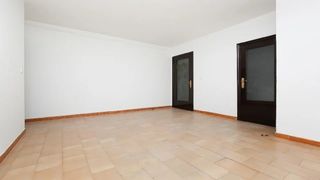 Flat  Carrer zaragoza. Badia del vallès (barcelona). "okupado" (no se puede visitar ni
