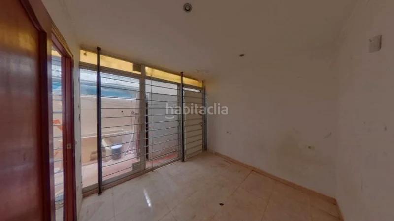 Foto 5dfd9b94-9fc6-49a6-9a9d-dfc6f0e8a27a. Piso (barcelona). "okupado" (no se puede visitar ni hipotecar). en Terrassa