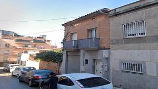 Casa adossada  Carrer del canigó. Santa coloma de gramenet (barcelona). sin posesión “ocupado” (no
