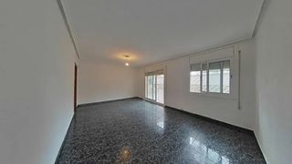 Flat  Plaça de miquel julià. Sant vicenç dels horts (barcelona). "okupado" (no se puede visit