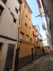 Édifice  Carrer del carme. Berga (barcelona). "okupado" (no se puede visitar ni hipotecar).