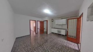 Flat  Carrer de la garrotxa. Mataró (barcelona). "okupado" (no se puede visitar ni hipotecar)