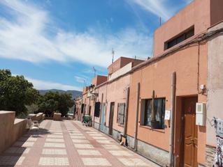 Casa adossada  Calle pablo neruda. Rioja (almería ). "okupado" (no se puede visitar ni hipotecar).