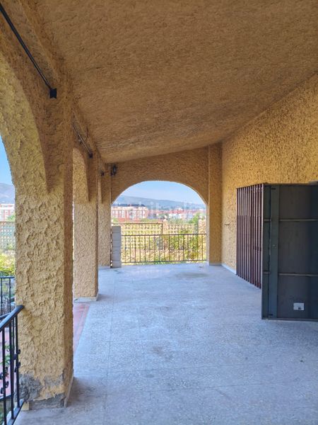 Foto f2a46271-1393-4f5c-8ade-372b7a67763a. Xalet amb aparcament piscina a Centro Ontinyent