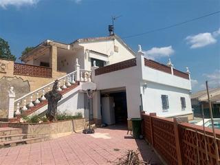 Chalet  Carrer de la segarra. Vacarisses (barcelona). "okupado" (no se puede visitar ni hipote