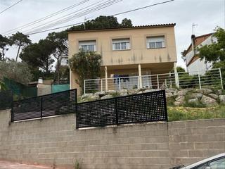 Casa  Carrer montnegre. Maçanet de la selva (girona). "okupado" (no se puede visitar ni