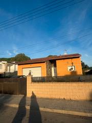 Casa  Carrer del roure. Sils (girona). "okupado" (no se puede visitar ni hipotecar).