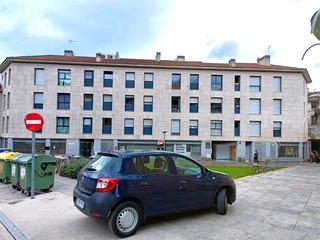 Pis  Carrer macarnau. Olot (girona). "okupado" (no se puede visitar ni hipotecar).