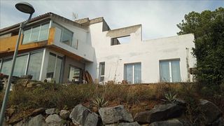 Chalet  Carrer montsoriu sortida. Riells i viabrea (girona). sin posesión “ocupado” (no se puede v
