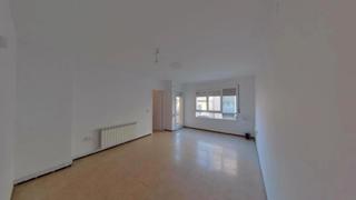 Pis  Carrer de la maçana. Girona (gerona). "okupado" (no se puede visitar ni hipotecar).