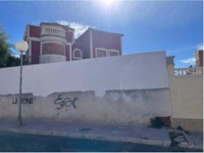 Casa adossada  Calle clarín. Torrevieja  (alicante ). "okupado" (no se puede visitar ni hipot