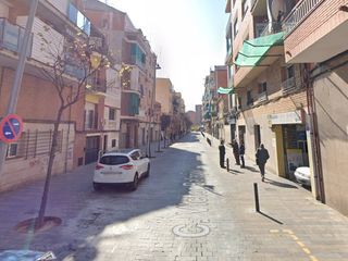 Pis  Plaça antonio machado. Badalona (barcelona). "okupado" (no se puede visitar ni hipoteca