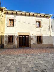 Casa adossada a Riudarenes. Casa amplia y funcional en riudarenes, orientada al sur y con ac