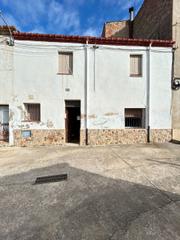 Casa adossada a Santa Coloma de Farners. Encantadora casa antigua con mucho potencial en el centro de san