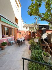 Casa adossada a Riudarenes. Casa adosada con patio, garaje y sol�rium en una zona muy tranqu