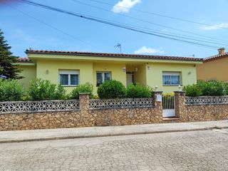 Haus in Santa Coloma de Farners. Exclusiva casa de planta baja con jardín en una de las mejores z