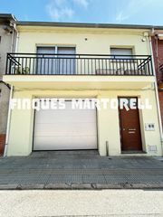 Casa adossada a Santa Coloma de Farners. Casa de 3 habitaciones con patio y parking para 2 coches en sant