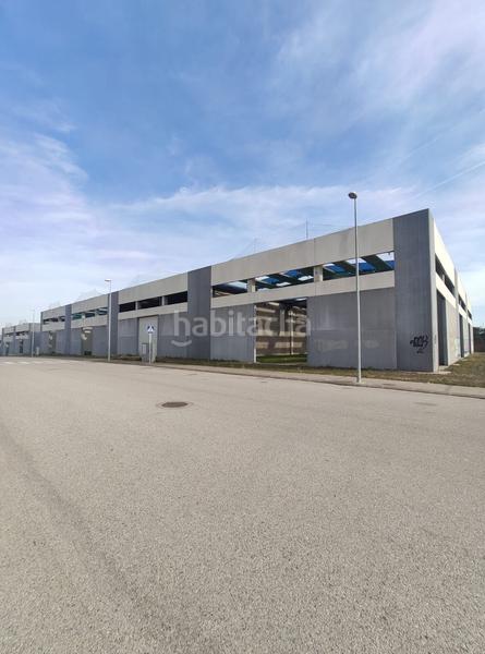 Foto d5c3bc3f-5617-4d1d-bf53-7b420fa5bb9e. Nave industrial  en venta en el polígono en Santa Coloma de Farners