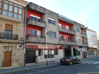 Local Comercial  A plazuela. Se vende bajo con sotano en el centro de puentecesures, ponteved