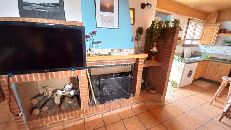 Foto ff7964a1-9e0a-4f10-b45e-63f31bf682ad. Casa adossada amb xemeneia a Higueruela