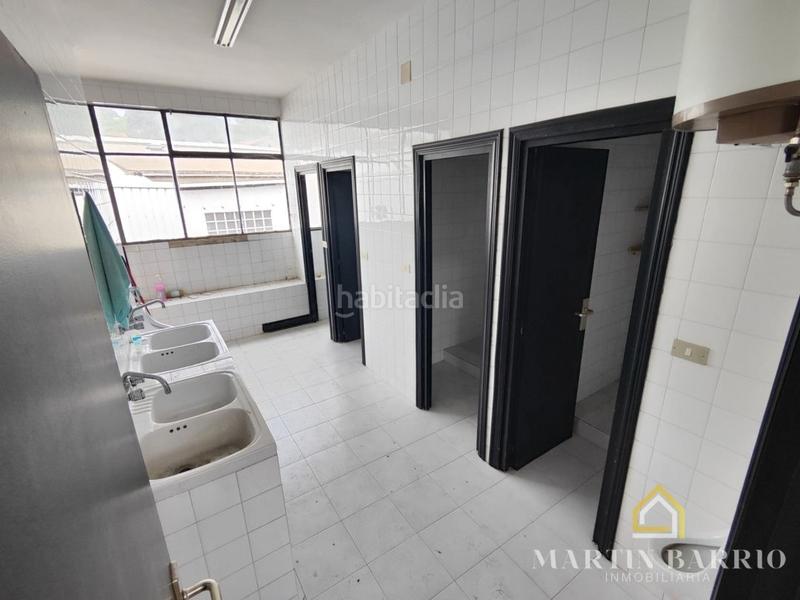 Foto 2f8321eb-bca9-49c5-bfed-9891417b2090. Nave industrial en Amorebieta - Etxano