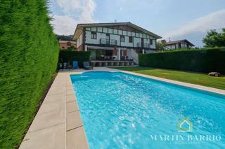 Casa aparellada a Muskiz. Exclusivo chalet con piscina en laureta