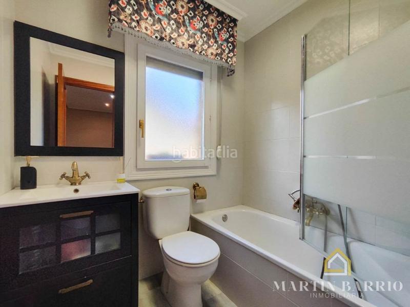 Foto 0b90898e-f7ac-4681-b063-14b1fa32a73a. Casa aparellada amb calefacció aparcament piscina a Castro - Urdiales