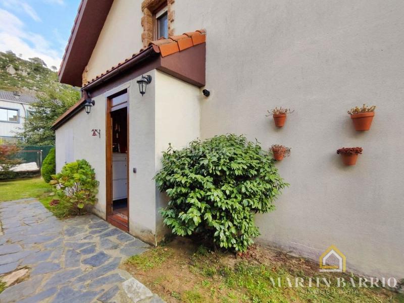 Foto 731d9a75-27fb-4337-b22d-b05672a24a80. Casa aparellada amb calefacció aparcament piscina a Castro - Urdiales