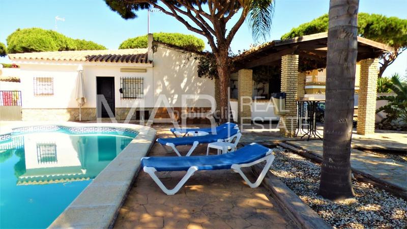 Foto c68789ae-fd33-481d-9dd8-90e5449dc237. Chalet avec parking piscine dans La Barrosa Chiclana de la Frontera