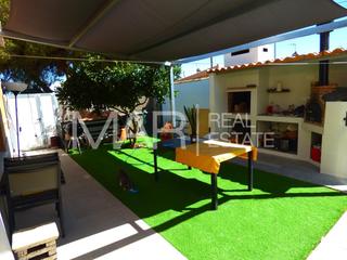 Chalet in Núcleo urbano. Gran oportunidad en chiclana vivienda principal  2 apartamentos,