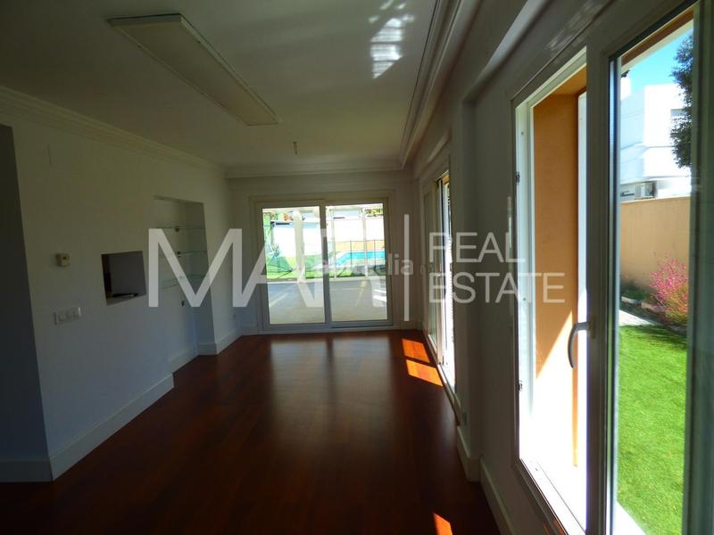 Foto 34af1c4e-5636-4865-8ff0-2fd9ee9845fb. Chalet mit parking in Los Gallos Chiclana de la Frontera