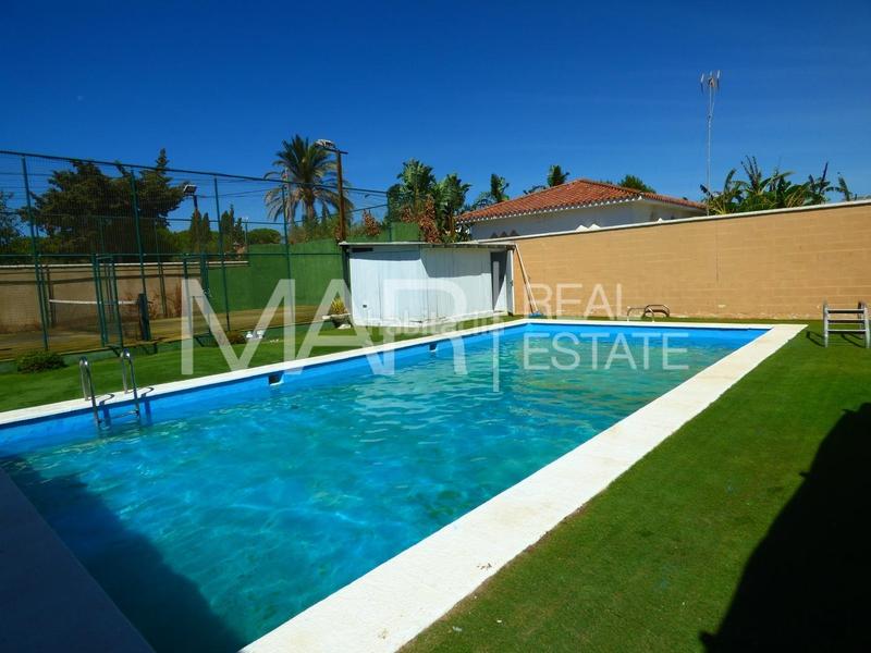 Foto 5a306eb7-e06b-4ce0-b9f0-7f34c36ee0ab. Chalet mit parking in Los Gallos Chiclana de la Frontera