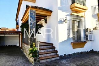 Casa aparellada a Núcleo urbano. Espectacular pareado con gran patio privado en el campito