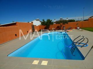 Chalet in Núcleo urbano. Gran oportunidad en chiclana vivienda principal  2 apartamentos,