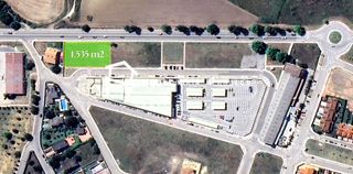 Terreno residenziale in Infanta leonor 1. Parcela urbana consolidada  para nave comercial o vivienda