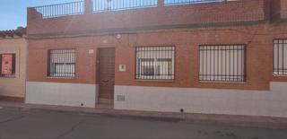 Casa adossada  N/a. Buena vivienda de una sola planta, con dos patios y una gran ter