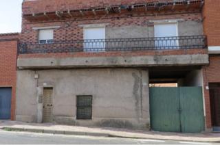 Casa adossada a Porzuna. Casa para reformar, con un gran solar.