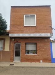 Casa adossada a Picón. Buena casa para entrar a vivir, con salida a dos calles