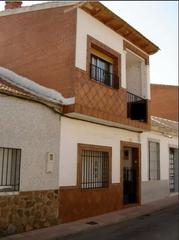 Casa adossada a Porzuna. Esrtupenda casa totalmente amueblada, para entrar a vivir