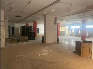 Local commercial à Plaza de la Luz. Buen local próximo a el corte inglés, posibilidad alquiler con o